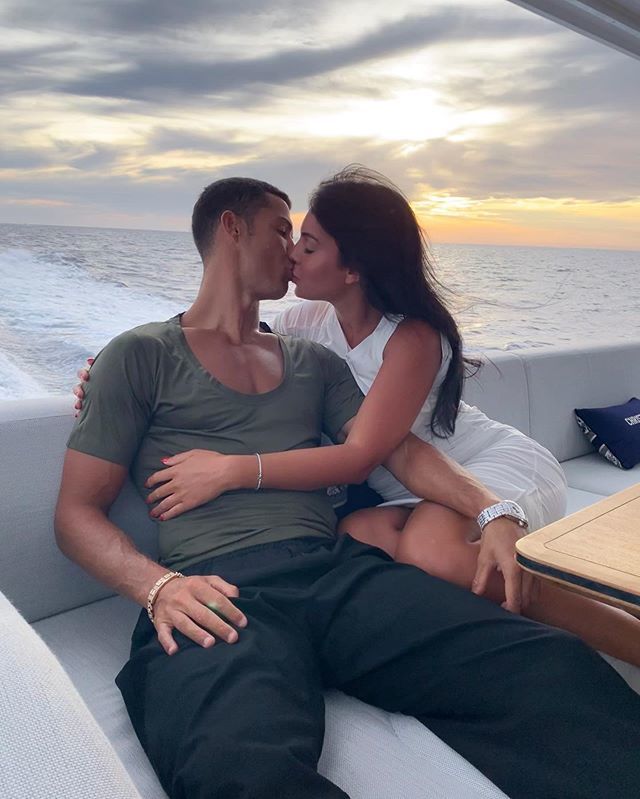 C罗向乔治娜求婚揭秘C罗向乔治娜求婚背后的故事，爱情的力量与体育巨星的浪漫举动